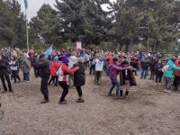Con un abrazo rechazaron la privatización de Radio Nacional Bariloche