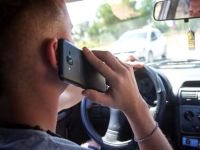 Intensifican los controles por uso del celular al conducir en Bariloche