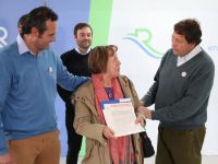 Weretilneck entregó escrituras a familias y anunció nuevas obras en Bariloche 