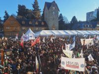 Multitudinaria marcha en Bariloche: fuerte rechazo al ajuste universitario