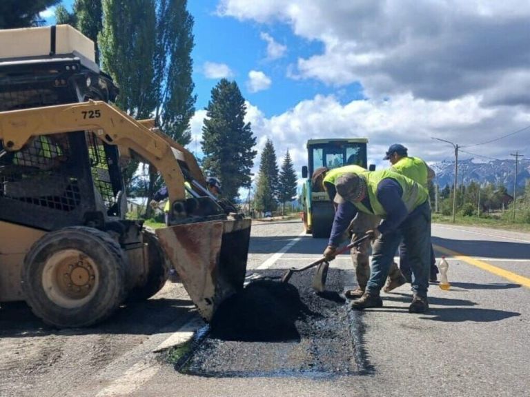 Comenzaron las tareas de bacheo en la Ruta 40 entre Bariloche y El ...