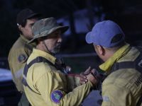 Brigadistas trabajan sin descanso en El Bolsón mientras el fuego sigue fuera de control