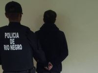 Tenía tobillera electrónica y lo atraparon usando tarjetas robadas