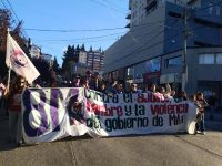 El 8M volvió a las calles de Bariloche con una movilización hasta el Centro Cívico
