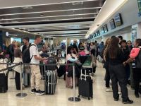 Ola de cancelaciones: la OMIDUC se instaló en el aeropuerto para orientar a los pasajeros afectados