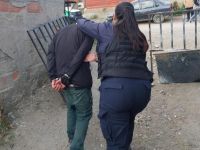 Fueron por un auto robado y encontraron un arma y tres motos: tres personas detenidas