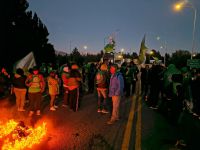 ATE cortó la Ruta 40 en el aeropuerto y protestará en el km 9,5 de Bustillo: el paro nacional llegó a Bariloche