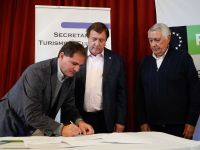 Weretilneck y el intendente de Dina Huapi firmaron el contrato para la nueva toma de agua del lago Nahuel Huapi