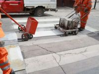 Pintan sendas peatonales en Beschtedt entre 25 de Mayo y Almirante Brown: calzada reducida hasta el viernes