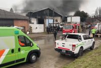 Incendio en un taller mecánico: cinco cuarteles de Bomberos trabajaron en el lugar
