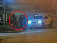 Un operador del 911 detectó tres hombres con una moto desde las cámaras y la moto terminó retenida