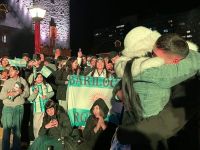 Messi hizo tres goles y Bariloche lo festejó con pantalla gigante en el Centro Cívico