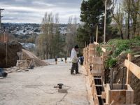 La obra de la Barda del Ñireco avanza: barrera New Jersey al 65% y muro de contención en construcción