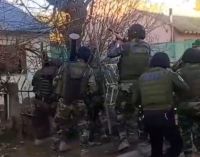 Allanamiento por narcotráfico: secuestran drogas, balanzas y un chaleco antibalas de la Policía 