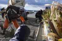 El Municipio hormigonó la base de una plaza blanda junto a las letras de Bariloche en Playa Centro