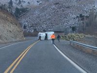 Volcó un camión en la Ruta 237 a la altura de Villa Llanquín: calzada reducida y tránsito asistido