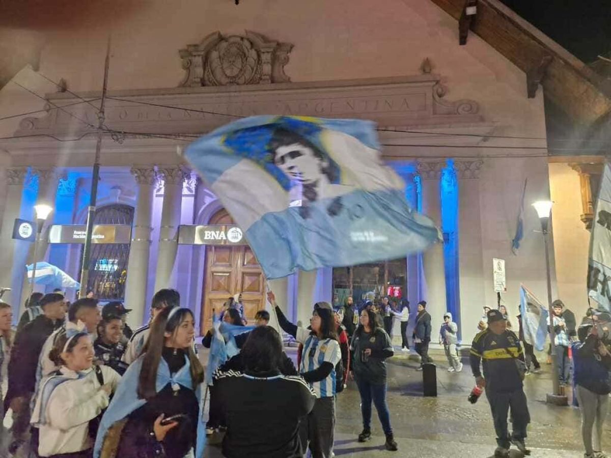Argentina le dio vuelta el partido a Inglaterra 2-1 y está en la final del Mundial: Bariloche explotó