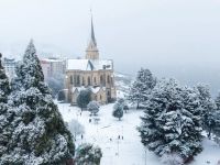 Bariloche recuperó su postal más esperada: nieve en la ciudad y los cerros