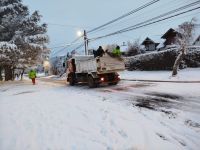 Nieve seca, acumulación rápida y cuadrillas que no paran: el miércoles de las delegaciones de Bariloche