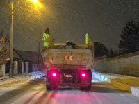 Nieva en Bariloche con acumulación en el oeste y el sur: las seis delegaciones trabajan con arena y sal desde la mañana