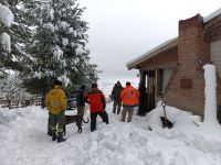 Rescataron a una familia aislada sin luz ni calefacción en Arroyo La Botella: el operativo llegó después de un llamado al 103