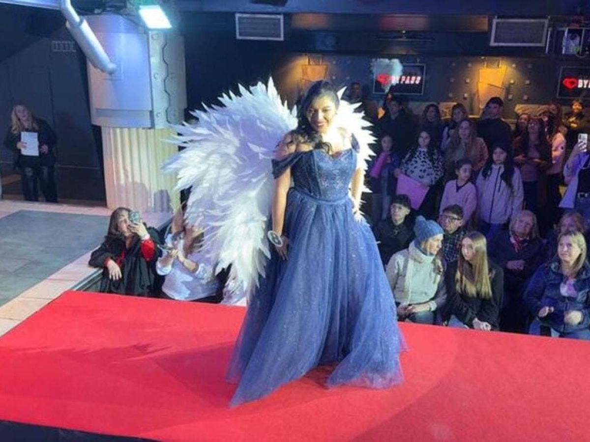Las candidatas a Reina de la Nieve desfilaron a beneficio del Hospital Zonal
