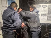 Entró por la ventana, amenazó con un arma y terminó detenido a varias cuadras