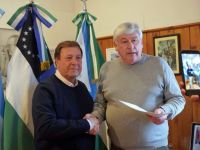 "Muchos años se insistió con esto": Weretilneck le entregó a Cortés el decreto de la Bustillo