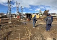 Avanza el montaje de columnas del Gimnasio Municipal N°6 en Arrayanes
