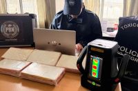 Bajo la luneta trasera: ocultaban más de 5 kilos de cocaína en un Ford Focus