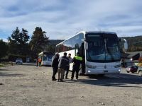 Tres unidades de transporte turístico fueron infraccionadas en un operativo en Bustillo