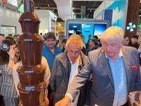 Bariloche mostró en la FIT su oferta de verano y recibió a Scioli