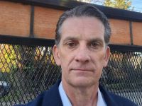 Costa Brutten admitió violencia contra su exesposa y dejará su banca