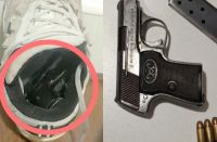 Fue a la guardia por atención médica y llevaba una pistola en la zapatilla