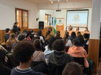 Antes de votar convencionales, los jóvenes debatieron la Carta Orgánica